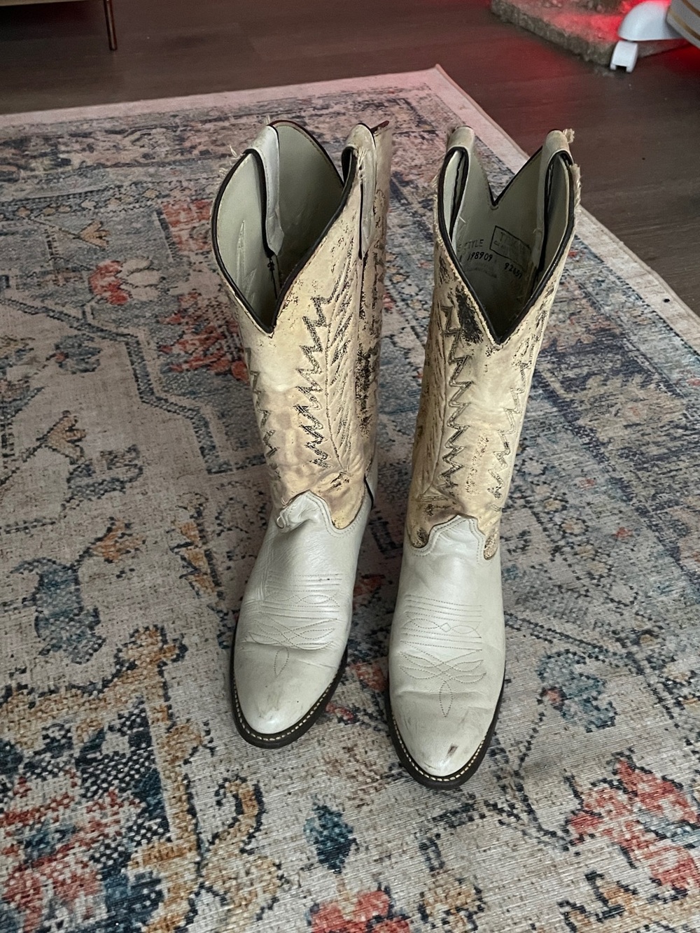 Women's White Western Heeled Cowboy Boots with Decorative Stitching